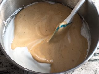 15、咖啡奶油蛋糕,将蛋糕糊倒回蛋白中。