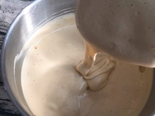 16、咖啡奶油蛋糕,继续翻拌50次左右，浓稠的蛋糕糊就完成了。