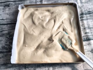 17、咖啡奶油蛋糕,金盘中放一张烤盘纸，蛋糕糊倒入金盘，用刮刀整理一下。