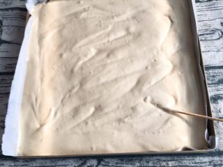 18、咖啡奶油蛋糕,再用竹签划平平面，震几下消泡。