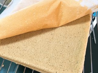 20、咖啡奶油蛋糕,烤完立即倒扣，掀掉烤盘纸。