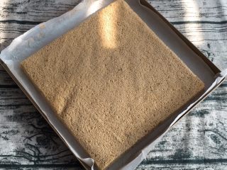 21、咖啡奶油蛋糕,冷却后，切除边料，形成22*22的正方形，再中间切开成二片。