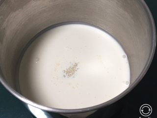 22、咖啡奶油蛋糕,淡奶油中加入细砂糖。