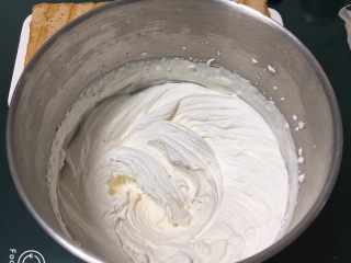 23、咖啡奶油蛋糕,用打蛋器打发至可以裱花的状态，奶油霜装入裱花袋中。