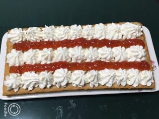 24、咖啡奶油蛋糕,开始自由发挥了，挤点喜欢的花，放一些草莓果酱搭配。