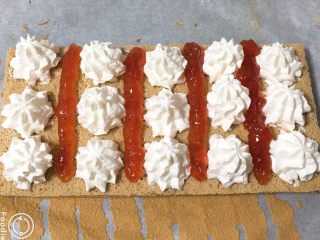 25、咖啡奶油蛋糕,另一块同样挤入奶油。