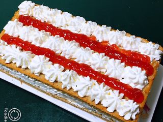 26、咖啡奶油蛋糕,二块蛋糕重叠，边上可以用奶油加工一下。