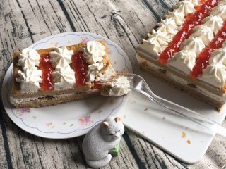 28、咖啡奶油蛋糕,切开品尝，感觉奶油蛋糕搭配点草莓果酱也不错！