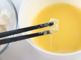 9、香烤鱼米花,然后沾上鸡蛋液。