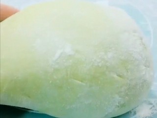 6、菠菜汁发面小饼,把面团放在面板上揉成光滑面团