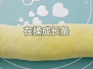 7、菠菜汁发面小饼,在揉成长条