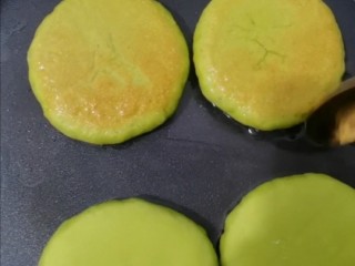 11、菠菜汁发面小饼,中小火烙两面金黄即可