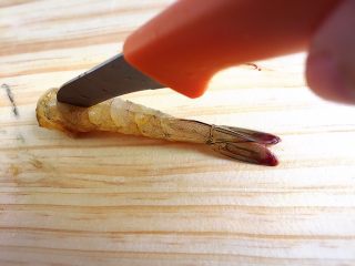 2、家有烤箱.蝴蝶虾,将虾去头去壳，从虾背划开至虾尾倒数第二节