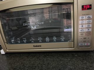 10、家有烤箱.蝴蝶虾,烤箱180度预热十分钟