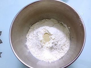 2、原味餐包,把主材料除了黄油外，都放入和面桶，顺序为牛奶、鸡蛋、糖和盐对角放，然后放面粉，酵母放最上面