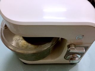 3、原味餐包,先用一档慢速和面一分钟再转三档快速和面，直到机器自动停止。（共15分钟）