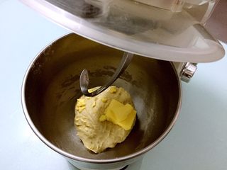 4、原味餐包,加入黄油，继续再开两次和面程序，共和面二次（共30分钟）