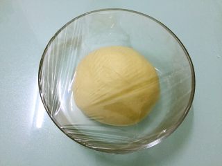 6、原味餐包,把面团揉圆，盖上保鲜膜放温暖处发酵2-2.5倍大