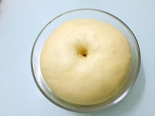 7、原味餐包,手指沾水或面粉戳一小洞，不反弹不回缩即发酵成功