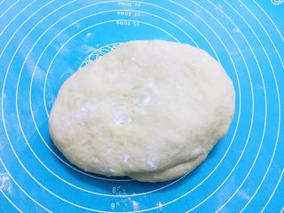 8、原味餐包,取出面团按压揉匀