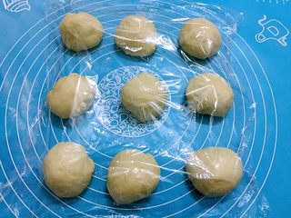 9、原味餐包,把面团分成九份揉圆，盖上保鲜膜醒发15分钟