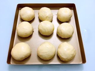 12、原味餐包,表面刷一遍蛋液