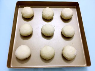 10、原味餐包,把面团揉搓成圆形，排放入烤盘内