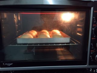 14、原味餐包,放入预热好的烤箱中，上火120度，下火150度，中层20分钟（上色满意后加盖锡纸直至烤完）