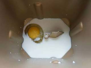 1、菠萝酥粒蛋糕,面包机放入牛奶、鸡蛋、盐、糖