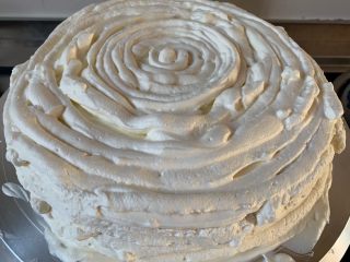 14、妈妈的蛋糕,奶油放入裱花袋一圈圈挤旁边也是