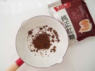 1、蔓越莓红枣糕,牛奶锅中放入红糖和清水