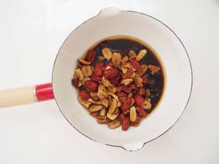 2、蔓越莓红枣糕,红枣去核后切成小块，放入牛奶锅中，小火煮开