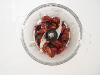 3、蔓越莓红枣糕,将红糖红枣放入料理杯中