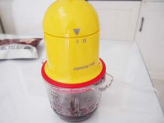 4、蔓越莓红枣糕,启动搅拌程序，将红枣打成自己想要的细腻程度