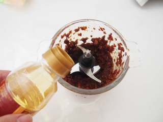 5、蔓越莓红枣糕,加入玉米油，继续用料理机搅拌均匀