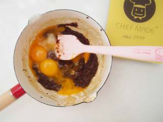 6、蔓越莓红枣糕,蛋白和蛋黄分离，蛋黄放入枣泥中搅拌均匀，将蔓越莓也一并加入搅拌均匀