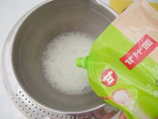 8、蔓越莓红枣糕,蛋白放入无水无油的盆子中，打出鱼眼泡后加入三分之一糖