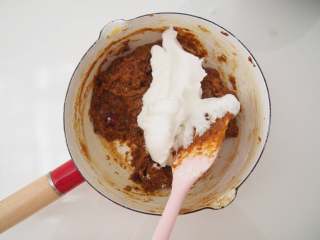 10、蔓越莓红枣糕,取三分之一蛋白霜加入蛋黄枣泥糊中，切拌均匀