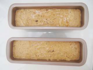 12、蔓越莓红枣糕,将蛋糕糊倒入模具中，震出大气泡