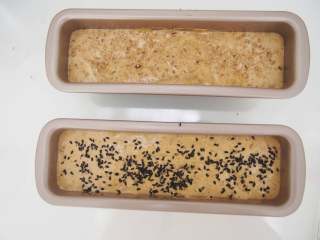 13、蔓越莓红枣糕,表面撒上一层芝麻作为装饰，此步骤可以根据自己的喜好进行