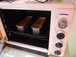 14、蔓越莓红枣糕,将模具放入烤箱，中下层上下火，160度，30分钟左右熟透即可