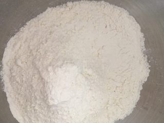 1、早餐自制手擀葱油捞面,厨师机和面盆里放入面条粉