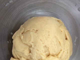 7、早餐自制手擀葱油捞面,20分钟后再和面2分钟,面团是不是光滑了很多?