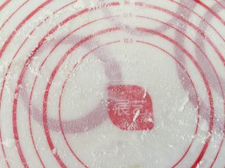 8、早餐自制手擀葱油捞面,和面垫上撒一层粉