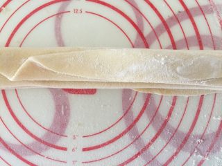 12、早餐自制手擀葱油捞面,折成一层层的~