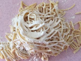 14、早餐自制手擀葱油捞面,撒多一点的粉上去把面抖散~