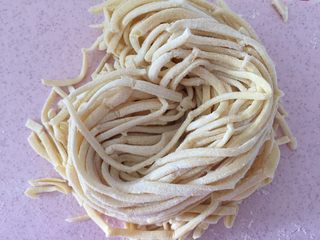 15、早餐自制手擀葱油捞面,看,面条做好了~下面制作葱油吧~