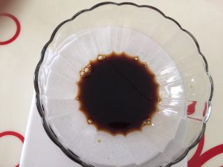 16、早餐自制手擀葱油捞面,用一个干净的碗放入酱油、老抽、砂糖搅拌均匀备用