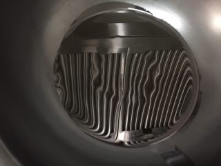 17、早餐自制手擀葱油捞面,锅里放入油,烧热油~中小火