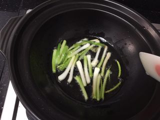 18、早餐自制手擀葱油捞面,油热了以后转小火,放入葱白